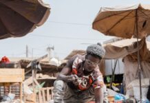 Ahmed Baye Darou, commerçant de manioc; en exemple pour les jeunes de sa génération