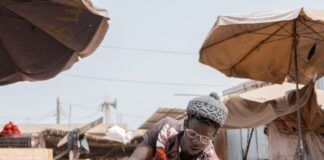 Ahmed Baye Darou, commerçant de manioc; en exemple pour les jeunes de sa génération