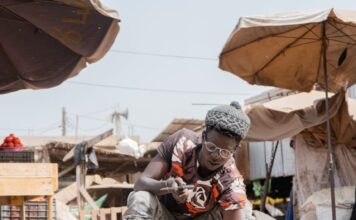 Ahmed Baye Darou, commerçant de manioc; en exemple pour les jeunes de sa génération