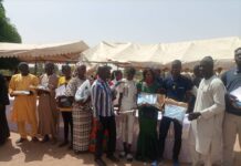 Recherche de l’excellence et de la qualité: AIDE Ngohé prime les meilleures élèves au lycée